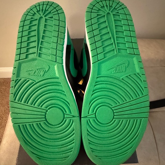 Like new-  with Box
Black and Green Air Jordan 1s (Men’s Size 10) with - Picture 4 of 6